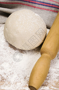 面包用于烘烤的新鲜生面粉和滚针比萨糕点图片