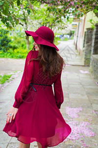 女士季节地面红色礼服和帽子的女孩后视红色礼服和帽子的女孩图片