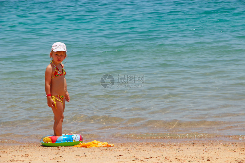 海边度假玩耍的小女孩图片