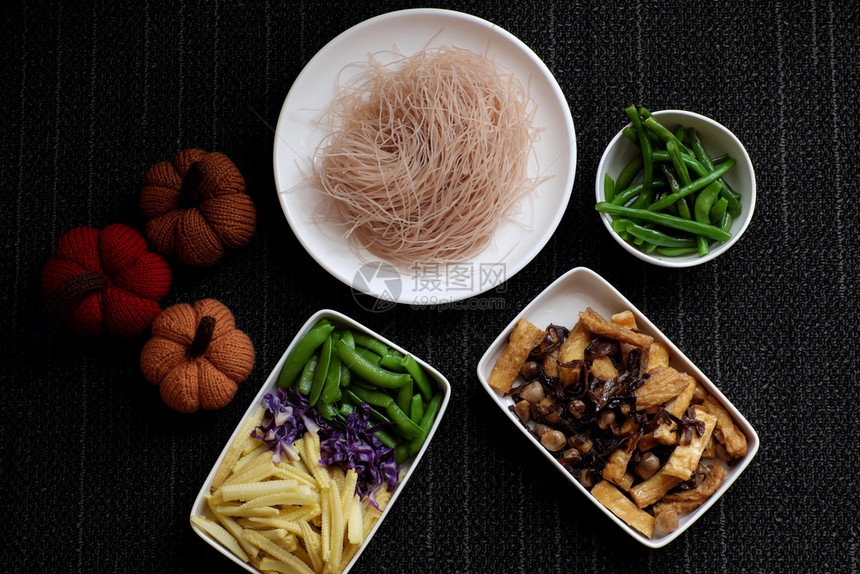 挂面能够烤干米麦饭的食品成分从最顶端看蔬菜越南素食菜给者吃碗菜可以在家里用面条蔬菜蘑菇豆腐做早餐自制图片
