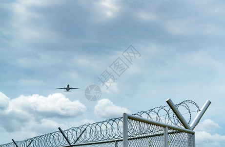 天空飞机在蓝白云上飞行金属围栏航空业务商用飞机航空运输安全和保围栏航空业务乘飞机旅行保护航空公司背景图片