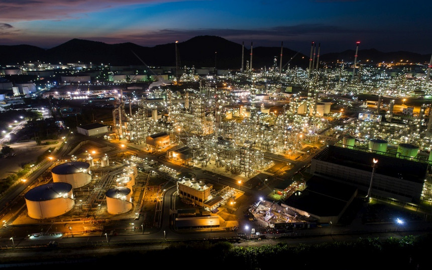 生产塔夜间工业厂概念和运输时与炼油厂工的业石油炼厂进行空中查看储油罐和机观察阿拉伯图片