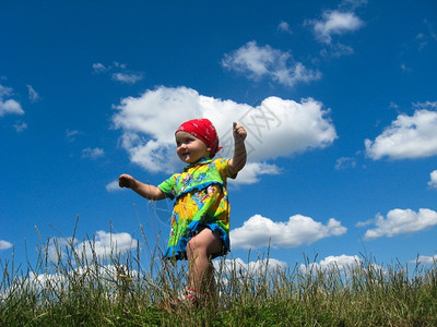 自然小女孩在蓝天背景的画面中形象草本植物学图片