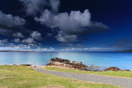 美丽的Gailoch半岛海滩仰望天空岛高地岩石背景图片