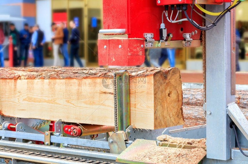 木头现代工技术自动锯木机近距模糊松板背景由现代自动锯木机大型原制成工具新鲜的图片