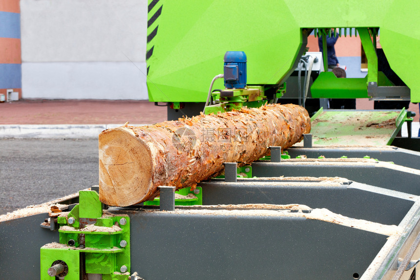 环境工业的锯木厂由现代自动锯木机大型原制成的松板安装在现代木工机器上的大型松木板图片