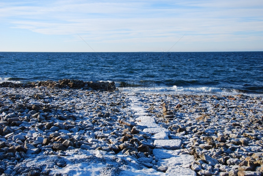 通往波罗的海瑞典群岛奥兰德平面岩石海岸滩的冰霜路口该岛屿位于波罗的海斯威德群岛奥兰冬天空沿海图片