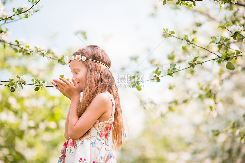 复活节脸季春日盛开的苹果树园中美丽小女孩的画像美丽春日盛开苹果园中可爱小女孩图片