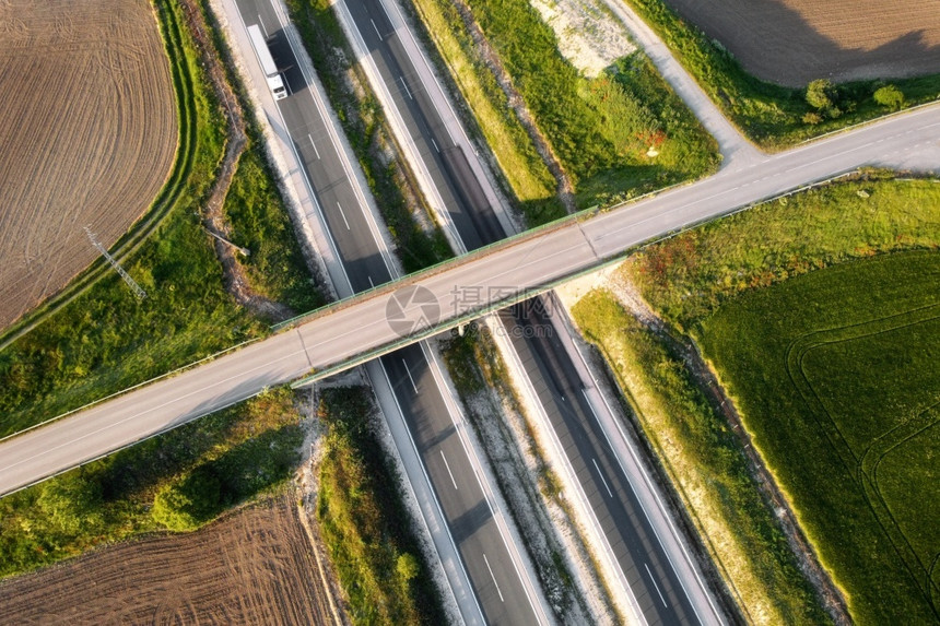 场景农村公路交叉口的鸟瞰图高质量照片农村公路交叉口的鸟瞰图户外水平的图片