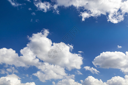 多于氧蓝色天空中拍摄的近距离白云天空中层浅处的田地深度蓝色的背景图片