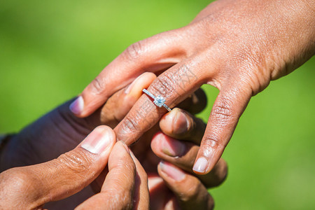 金子订婚戒指提案的手在一天关闭订婚戒指提案的手在一天关闭珠宝丈夫图片