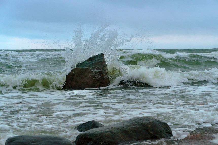 海浪撞击岩石风暴和石头波浪撞击岩石风暴和头海浪冲运动新鲜图片