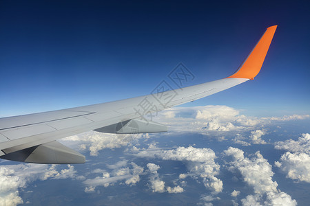 一种白色的蓝天云上飞行的机翼蓝天白云中飞行的机翼活力图片