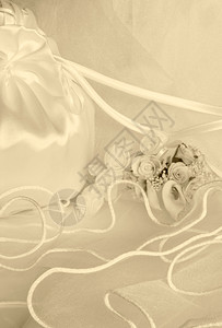 马蹄莲花瓣新娘面纱上的结婚礼花装饰品束图片