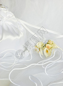 新娘面纱上的结婚礼花装饰品庆典金的超过图片