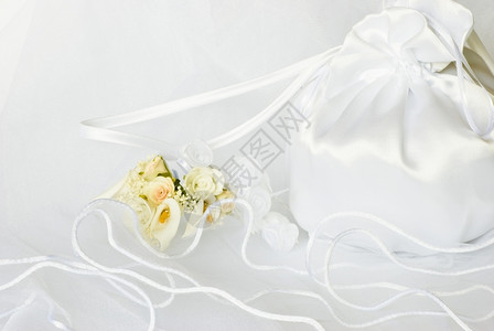 芽玫瑰白度新娘面纱上的结婚礼花装饰品图片