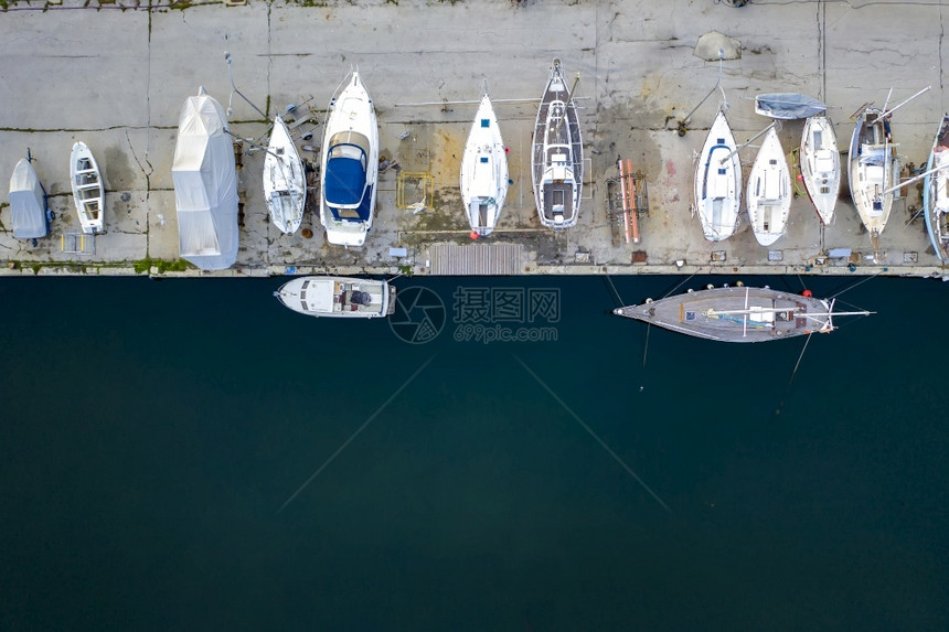 游艇无人驾驶龙或小船游艇和渔停泊在Quay车场复制或者航行图片