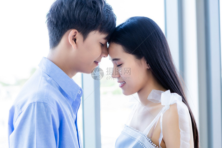 微笑友谊瓦伦蒂纳斯白日情侣概念仿佛亚洲年轻快乐的一对夫妇面家庭背景的接吻保持图片