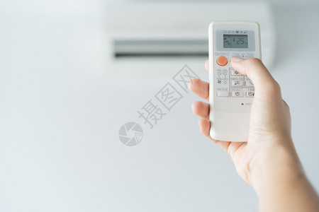 空调26度健康状况卧室放松女手使用遥控露天空调开放气25度是温节省能量背景