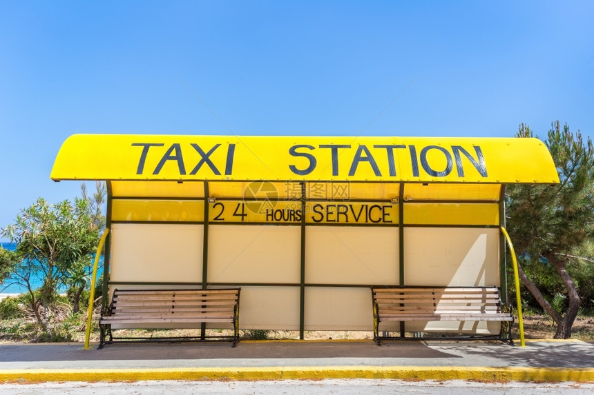 蓝色的商业异国情调希腊海岸的黄色出租车站两张长椅图片