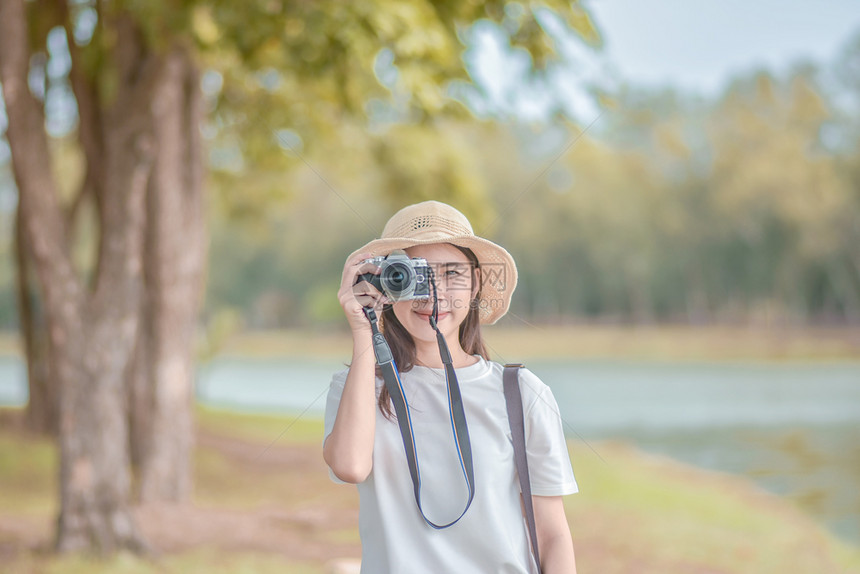 户外季节亚洲妇女摄影机旅行和拍照自然挂出图片