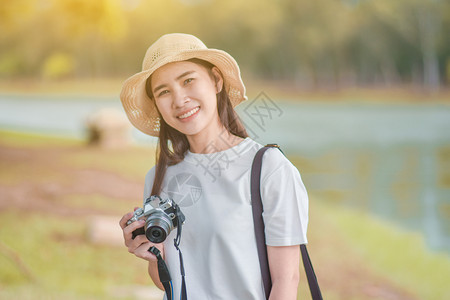 松弛亚洲妇女摄影机旅行和拍照自然观光活动图片