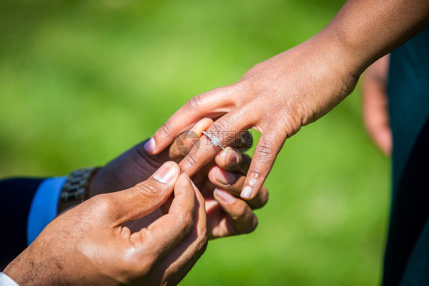 情人节盒子订婚戒指提案的手在一天关闭订婚戒指提案的手在一天关闭珠宝图片
