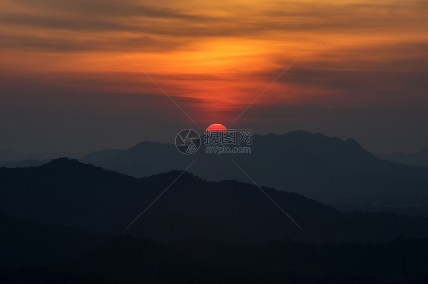 白色的日落风景太阳在泰兰日落风景的MaeMohLampang山上耀斑抽象的图片