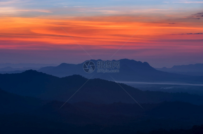 日落风景太阳在泰兰日落风景的MaeMohLampang山上南邦颜色明亮的图片