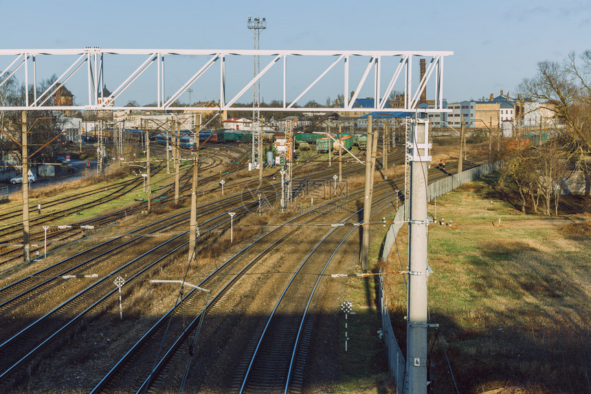 户外拉脱维亚里加市火车站配有马和铁路1602交货追踪图片