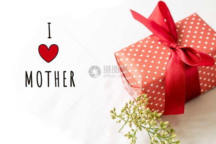 快乐父亲节的概念礼物盒和鲜花纸贴上我爱母亲的文字装饰风格弓妈图片