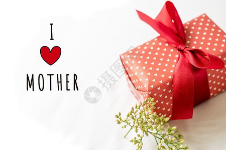 快乐父亲节的概念礼物盒和鲜花纸贴上我爱母亲的文字装饰风格弓妈图片