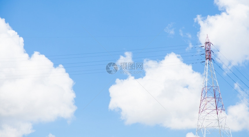 联系技术云层和天空后面的云层和天空旁边的河大型发射塔工业的图片
