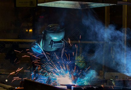 工人在汽车厂焊接部分手动的工业氩气图片