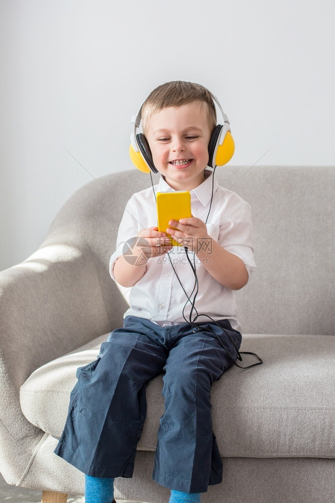戴着耳机听音乐的小男孩图片