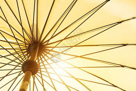 黄橙相交遮阳伞夏季即将到来阳光下黄伞低角度观察假期高架保护的设计图片