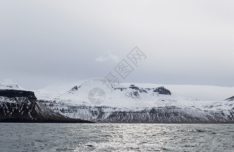 山人冰原地和湖周围的Sneefellsnes陨石坑斯奈山图片