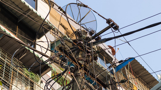 城市中混乱不堪的电缆气高建造图片