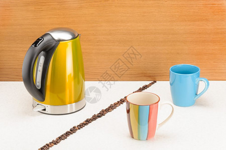 冲泡咖啡的热水壶和咖啡杯图片