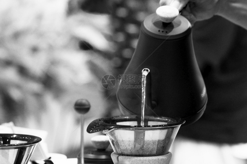 咖啡机传统的马克杯酒吧正在做咖啡准备化学ChemexDripping热新鲜咖啡图片