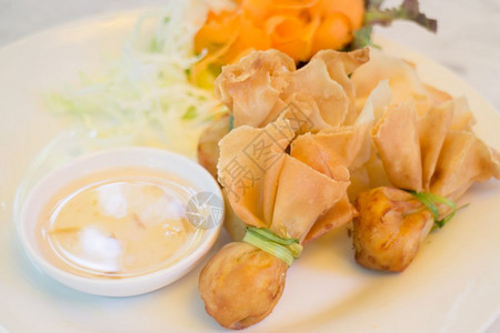 炸饺子包当地泰国菜库存照片配料当地的馄饨图片