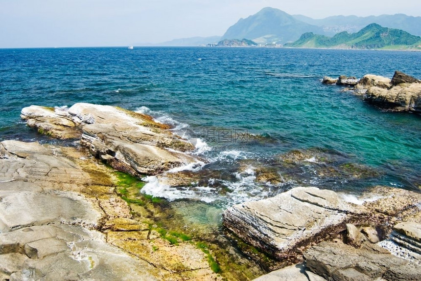 天空闲暇旅行大洋中的落海岸和大浪洋岛图片