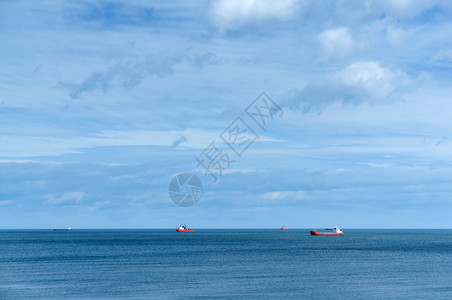 反射浅的船舶在海上货轮返回波罗的海港口然后返回波罗的海港口温暖图片