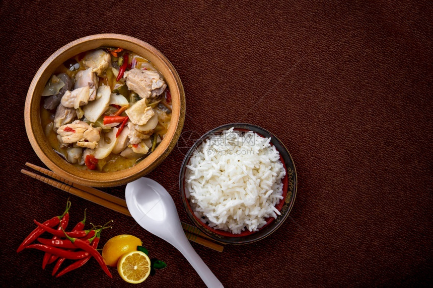 送达肉汤卷曲姆卡凯泰国椰子奶汤鸡肉和熟饭图片