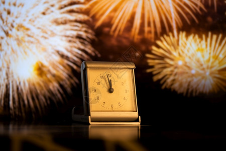 等待一束烟花午夜时分和烟花新年夜庆典框架手表焰火设计图片