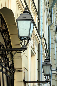 灯具拱门附近一栋大楼上的旧灯笼正面传统的图片