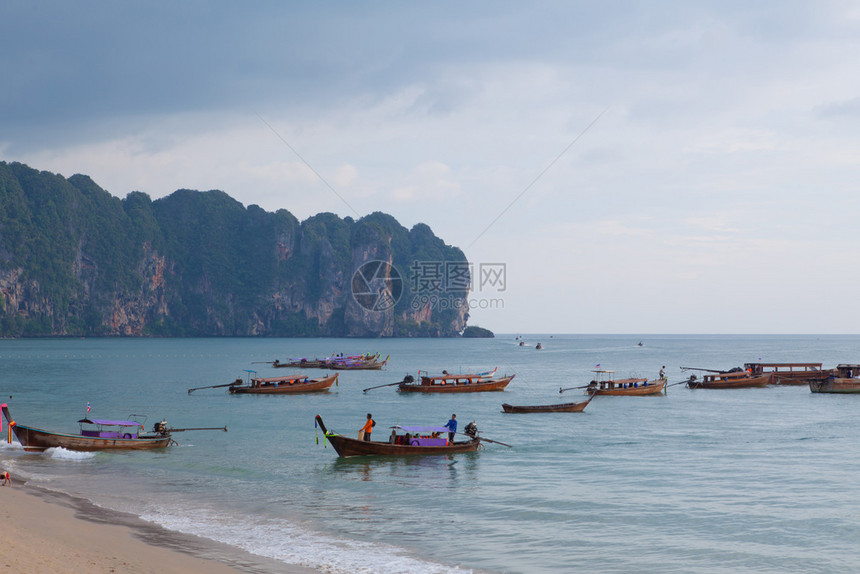 泰国南部的海上渔船和只在泰国南部长尾巴异情调目的地图片