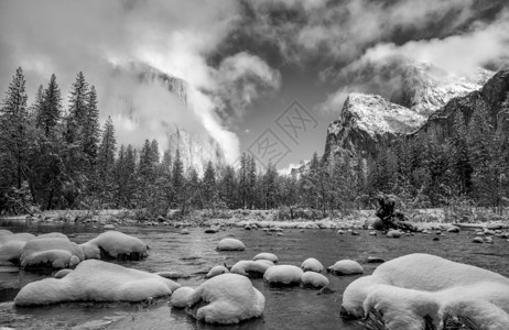 冰川首领云Yosemite公园美冬季加利福尼亚州图片
