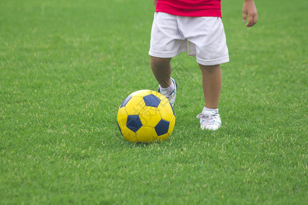 娱乐运动的孩子们腿踢足球积极图片