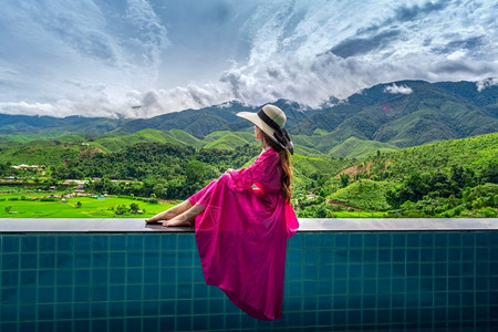 美丽的女士孩泰国南地区享有水稻梯田观点和绿色森林的妇女图片